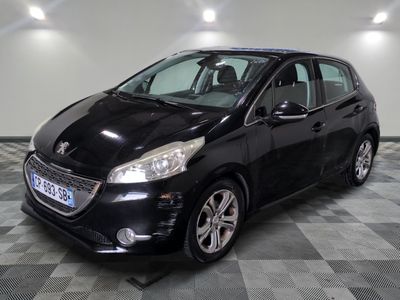 la petite voiture noire est garée sur un carrelage à carreaux