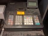 une caisse enregistreuse posée sur un comptoir