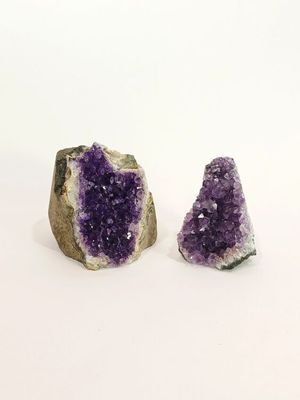 deux morceaux d'améthorate posés sur une surface blanche