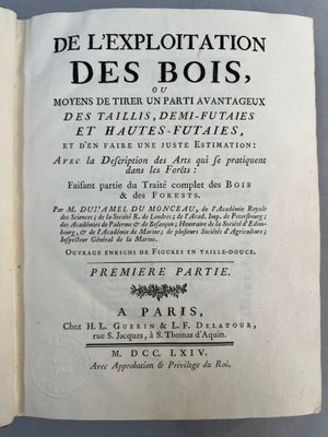 un livre ouvert avec un titre en noir et blanc