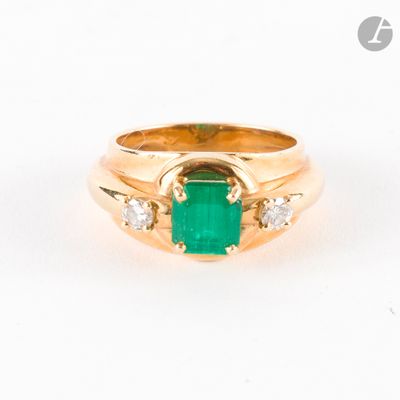 une image représentant une bague en or sertie d'une émeraude et de diamants
