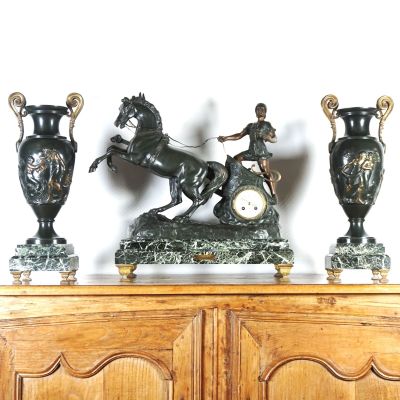 une statue représentant un homme à cheval posée sur une commode
