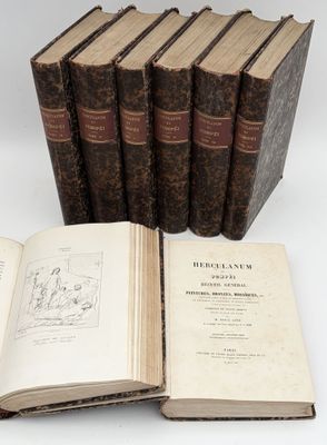 plusieurs vieux livres posés les uns sur les autres sur une table
