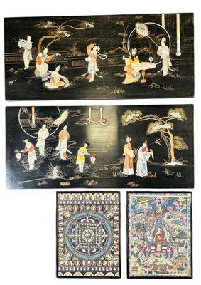 Quatre œuvres d'art asiatiques sont exposées sur un mur