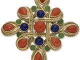 un gros plan sur une broche ornée de nombreuses pierres de différentes couleurs