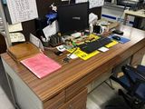 un bureau sur lequel se trouvent un ordinateur, un clavier, une souris et d'autres objets