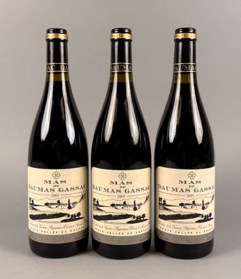 trois bouteilles de vin sont alignées sur une table