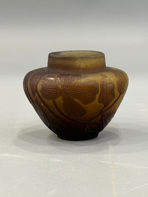 un vase brun posé sur une table à fond blanc