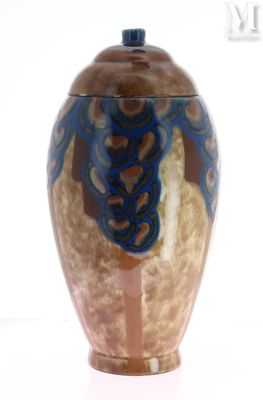 un vase marron orné d'un motif bleu et marron