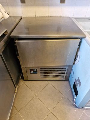 un petit réfrigérateur dans un coin de la cuisine