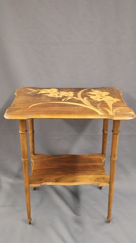 Établissements GALLE Petite table à thé en bois de placage, le pl...