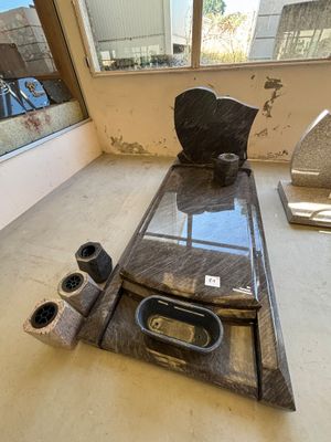une image représentant une pièce avec un poêle et une fenêtre