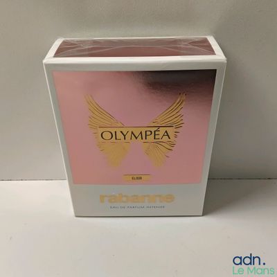 gros plan d'une boîte de parfum sur une surface blanche