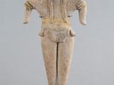 une image représentant une statue d'une femme aux longs cheveux, posée sur un socle noir