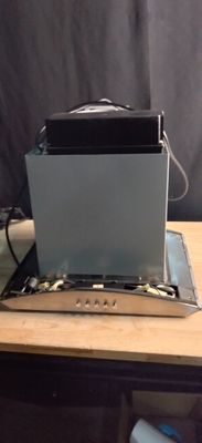 un ordinateur portable posé sur un bureau en bois