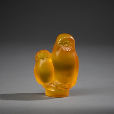 figurine en verre jaune représentant un hibou avec une fleur sur la tête