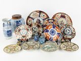 de nombreuses assiettes et vases de toutes sortes posés sur une table
