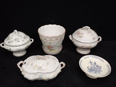 de nombreux types de plats et de bols en porcelaine sur la table