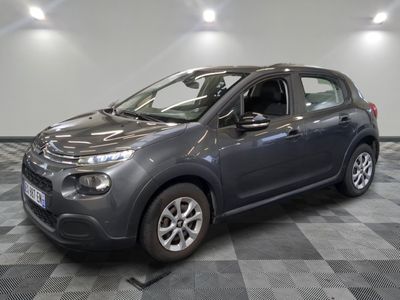 la citrole grise est garée dans le garage sur un sol en damier