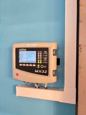 un panneau de commande fixé au mur d'une chambre d'hôpital