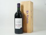 une bouteille de vin posée à côté d'une caisse en bois
