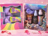 Coffret cadeau « Trésors de la sirène » dans une boîte sur fond rose