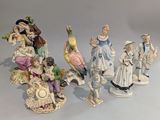de nombreuses figurines représentant des personnes et des animaux posées sur une table