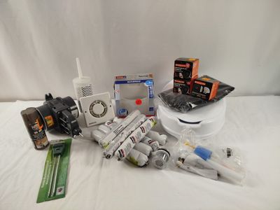 beaucoup d'objets posés sur un lit