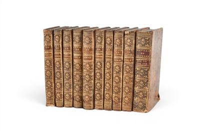 six vieux livres alignés sur une surface blanche
