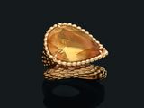 une bague en or jaune 18 carats sertie d'une citrine en forme de poire