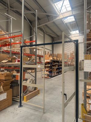 un grand entrepôt rempli de boîtes et de cartons