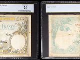 Deux anciens billets de banque français sont exposés dans une vitrine
