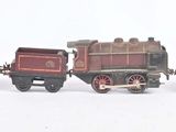 plusieurs petits trains sont alignés sur une surface blanche