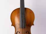 un vieux violon assis sur une surface blanche avec un fond blanc
