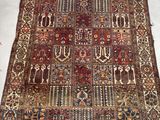 un tapis persan ancien posé au sol dans un salon