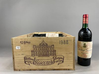 une bouteille de vin dans un coffret en bois à côté d'une bouteille de vin
