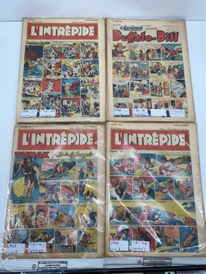 Quatre bandes dessinées sont exposées sur une étagère dans un magasin.