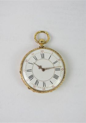 une montre de poche en or avec des chiffres romains sur le cadran