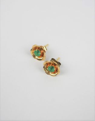 une paire de boucles d'oreilles ornées de pierres vertes et orange