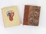 deux livres posés l'un à côté de l'autre sur une surface blanche