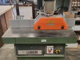 l'image d'une machine posée sur une table
