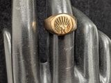 une bague en or à une main sur laquelle figure un numéro