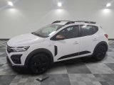 la voiture blanche est garée sur un sol en damier dans le garage