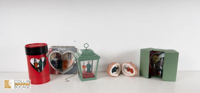 de nombreux objets différents posés sur une table