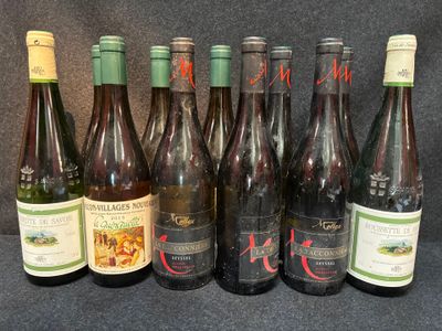 plusieurs bouteilles de vin sont alignées sur une table