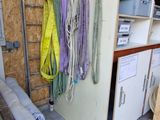 une pièce où sont accrochés au mur tout un tas d'outils