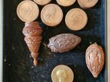 quelques pièces et une pièce dans une boîte posée sur une table