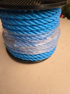 un gros plan d'une bobine de corde bleue posée sur une table