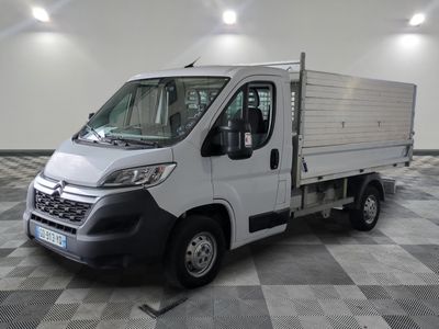un camion blanc garé sur un sol à carreaux
