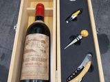 une bouteille de vin dans un coffret en bois avec un tire-bouchon